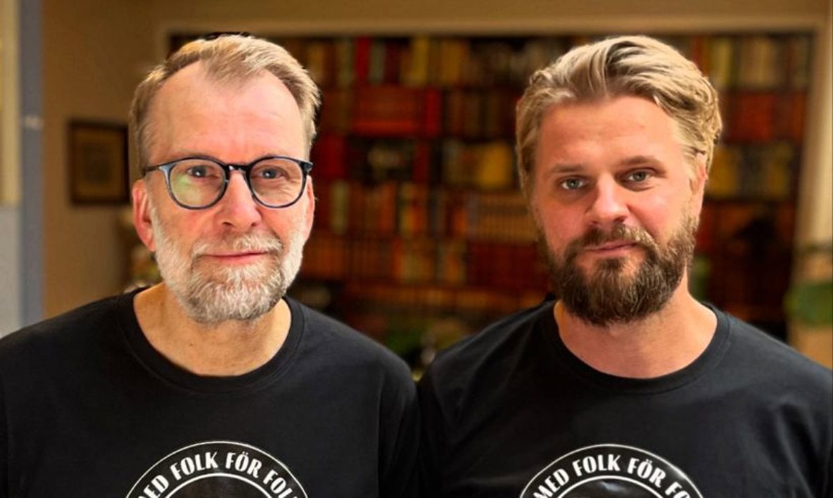 Två män med svarta t-shirts