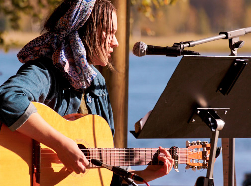 Bild: Deltagare p&aring; Singer/Songwriter spelar och sjunger vid Torne &auml;lv.