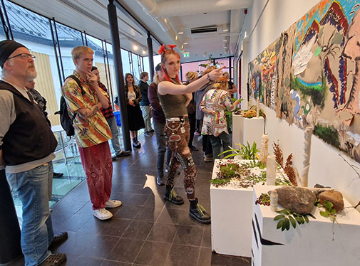 Bild: Deltagare p&aring; Happis Arts & Crafts presenterar konstverk under en utst&auml;llning.