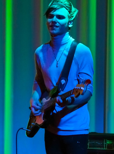 Bild: Deltagare p&aring; Allm&auml;n kurs spelar gitarr p&aring; scen.
