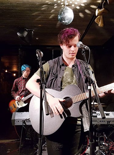 Bild: Deltagare p&aring; Singer/Songwriter spelar gitarr i skolans k&auml;llarpub Lagrotta.