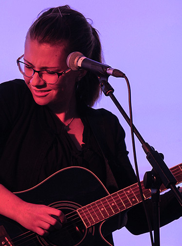 Bild: Deltagare p&aring; Singer/Songwriter spelar och sjunger i skolans restaurang.