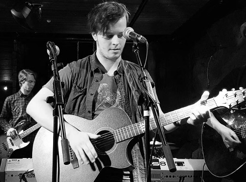Bild: Deltagare p&aring; Singer/Songwriter spelar gitarr i skolans k&auml;llarpub Lagrotta.