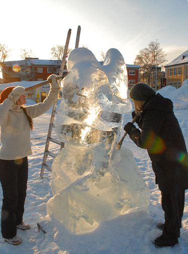 Bild: Deltagare arbetar med en isskulptur p&aring; Haparanda torg.