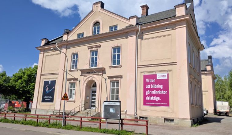 En stor skolbyggnad.