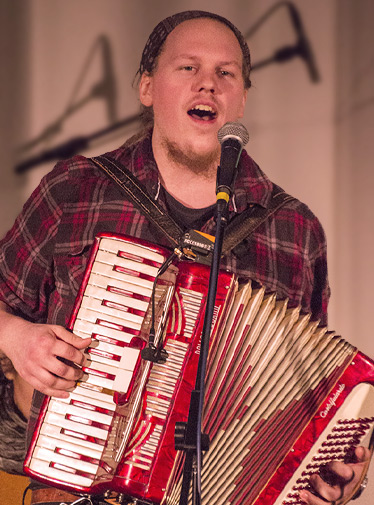 Bild: Deltagare p&aring; Singer/Songwriter sjunger och spelar dragspel.