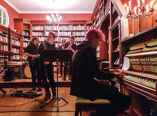 Bild: Deltagare p&aring; Musiker upptr&auml;der i skolans caf&eacute; Hulda.