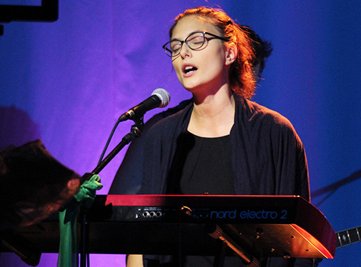 Bild: Deltagare p&aring; Singer/Songwriter spelar keyboard och sjunger i mikrofon.