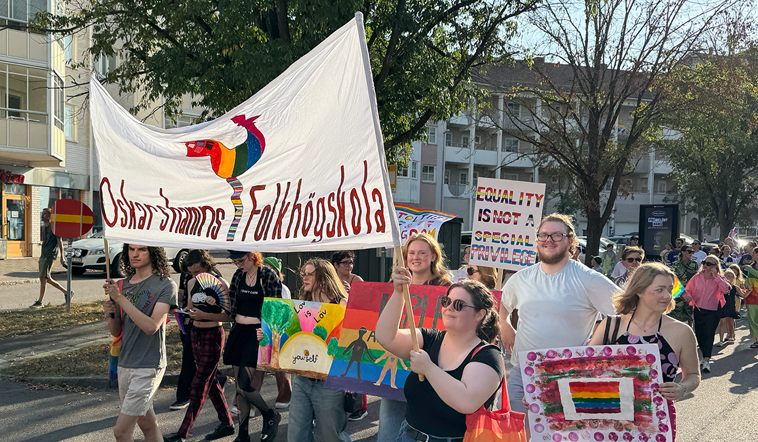 Deltagare från Oskarshamns folkhögskola som deltar i Pride-tåget.