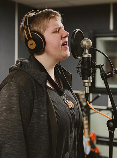 Bild: Deltagare p&aring; S&aring;ng sjunger i studio.