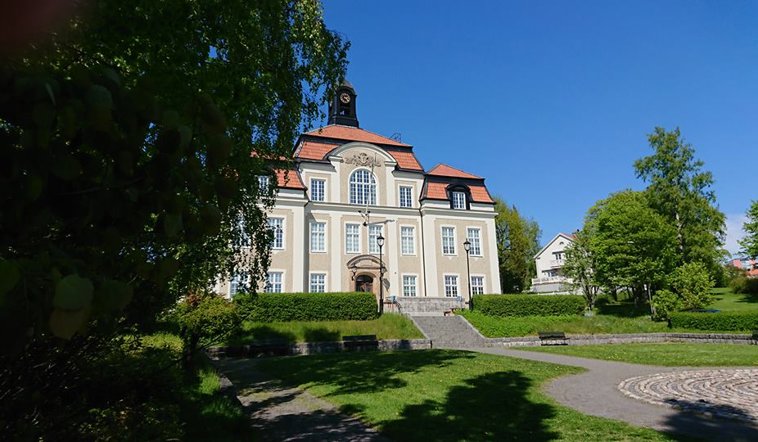 Framsidan av skolans lokaler, ett gammalt rådhus